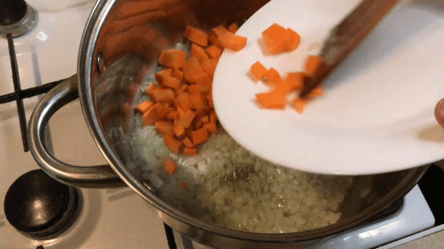 Пасеруємо цибулю і згодом додаємо моркву