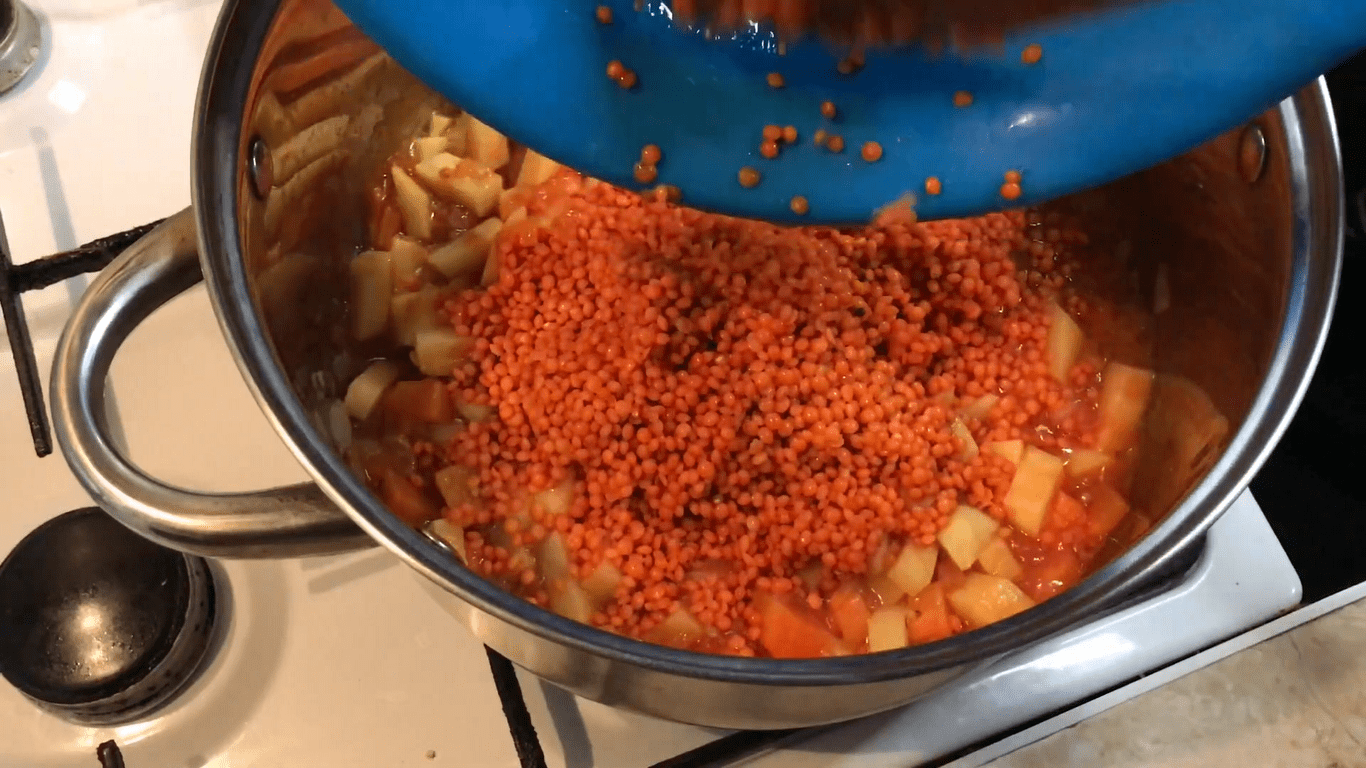 Додаємо томатну пасту, картоплю та сочевицю