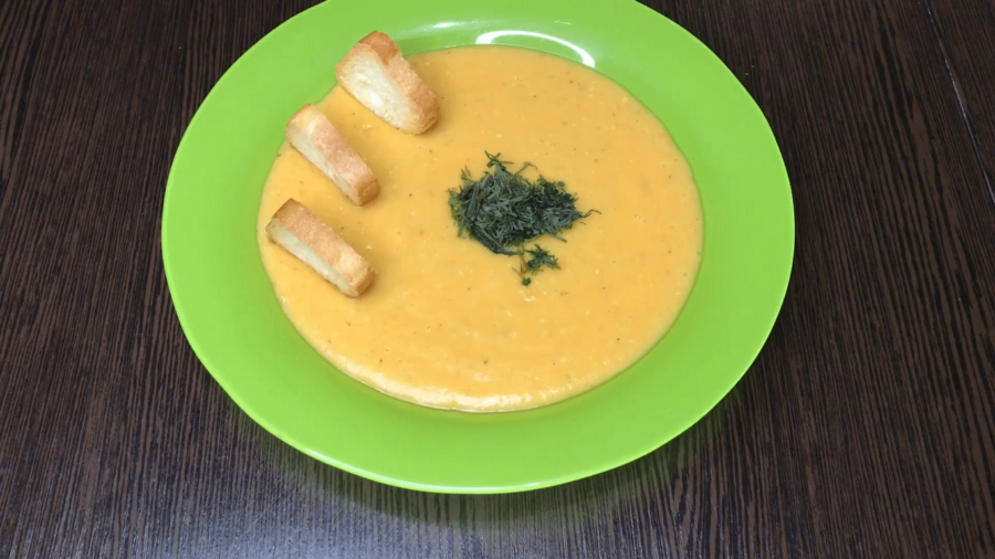 Крем-суп із сочевиці виходить надзвичайно ніжним та ароматним