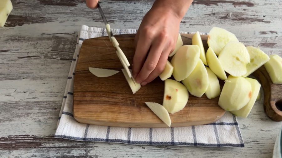 Наріжте яблука
