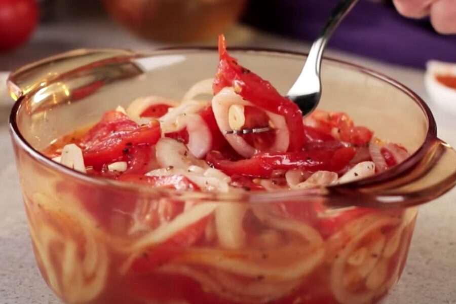 Рецепт салату з соковитих помідорів на зиму