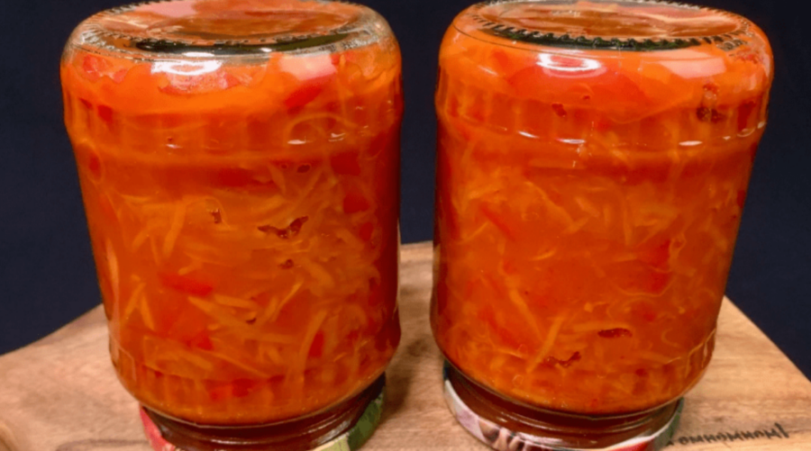 Простий рецепт консервації на зиму з томатів і перцю, яка стане основою для багатьох страв