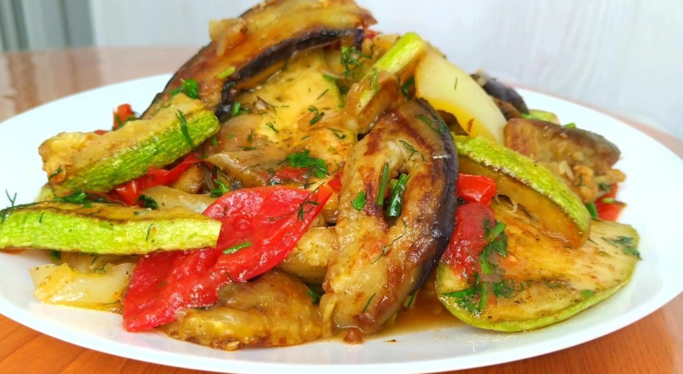 Тушеная курица с помидорами и баклажанами. Картофель с овощами в духовке. Свинина с баклажанами и кабачками в духовке. Баклажаны в кисло-сладком соусе. Курица с баклажанами и помидорами.