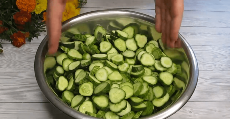  Хрусткий салат з сирих огірків на зиму: без варки і стерилізації