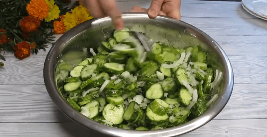 Хрусткий салат з сирих огірків на зиму: без варки і стерилізації