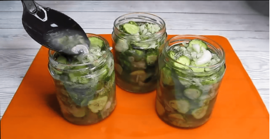 Хрусткий салат з сирих огірків на зиму: без варки і стерилізації