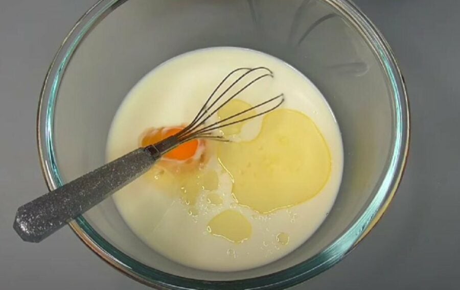 Додайте яйце у тісто