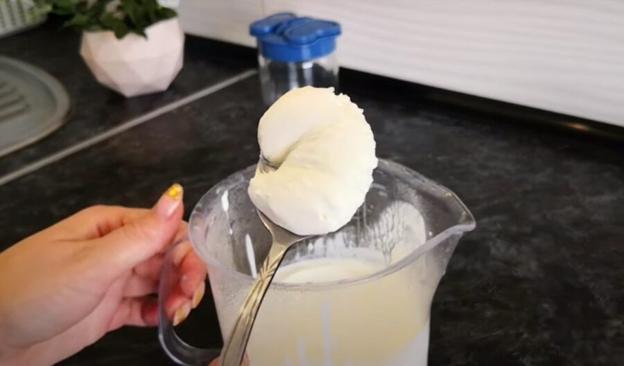 Рецепти приготування домашньої сметани з молока без закваски