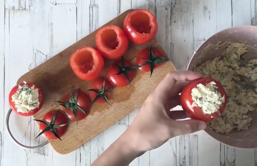 Фаршировані помідори з сиром у духовці: рецепт, яким я вразила свою свекруху