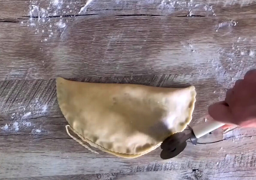 Рецепт азербайджанських чебуреків: кутаби з м'ясом на сковороді
