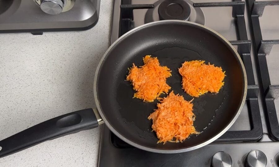 Морквяні деруни або овочеві оладки: швидкий сніданок за 10 хвилин