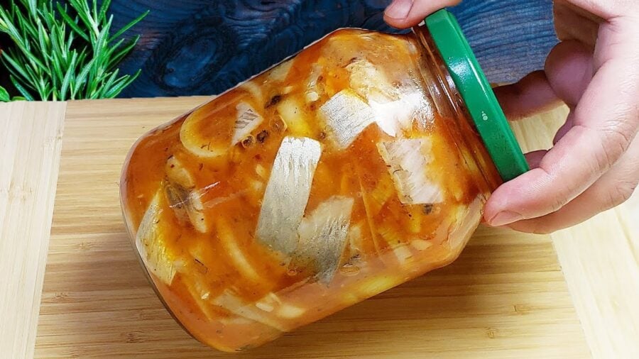 Маринований оселедець в кетчупі з цибулькою: нереальна смакота для любителів рибки