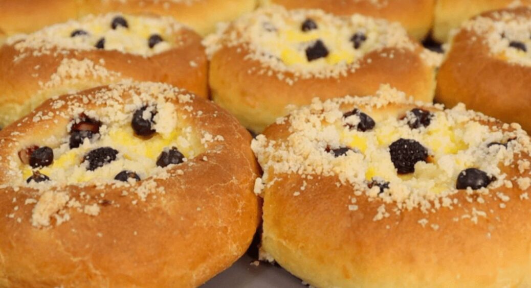 Збираю у себе подруг за чаєм тільки з цими булочками. Не рецепт, а золото: повітряні ватрушки з ягодами 