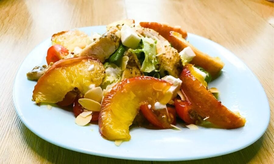 Смачний салат з персиками до свята