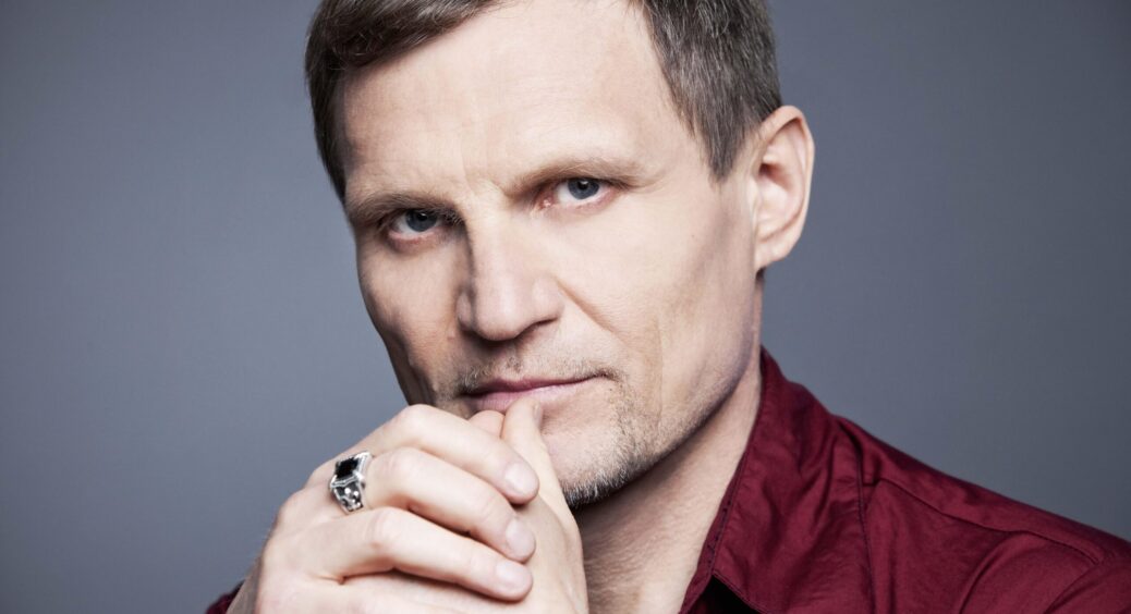 Олег Скрипка поділився дитячими спогадами про російське село: “Там немає саду, немає городу, земляна підлога” 