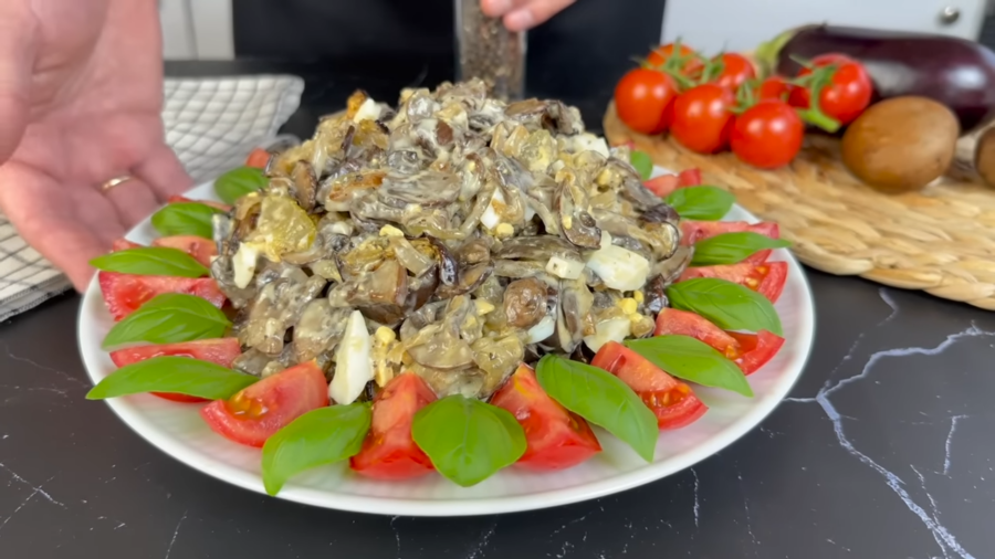 Салат з баклажанів та грибів