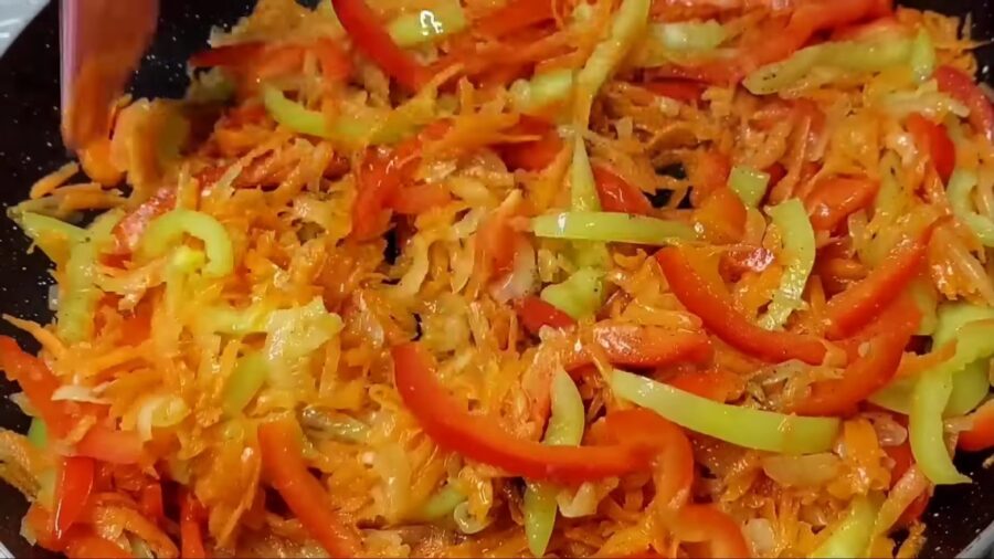 Для зажарки обсмажуємо овочі зі спеціями перед додаванням томатної пасти