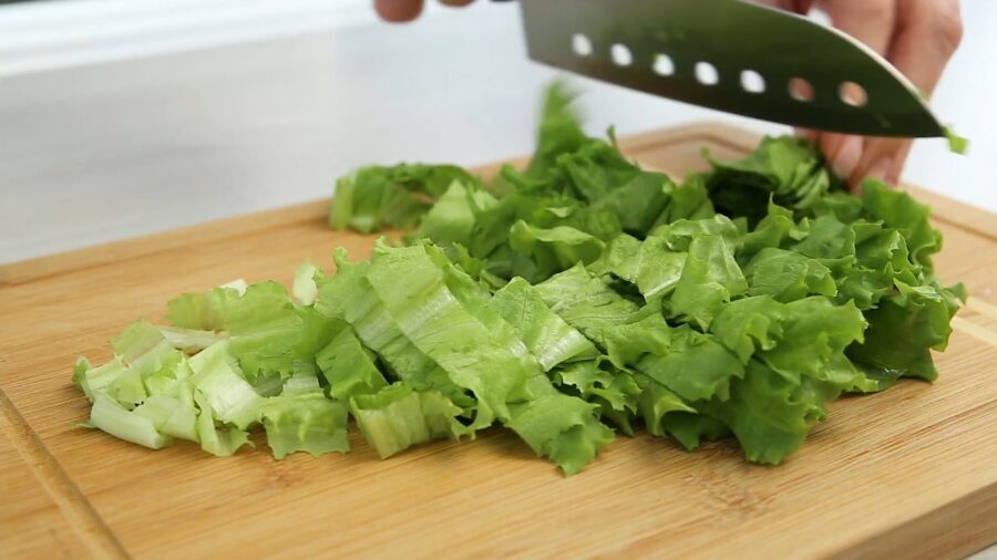 Ріжемо листя салату