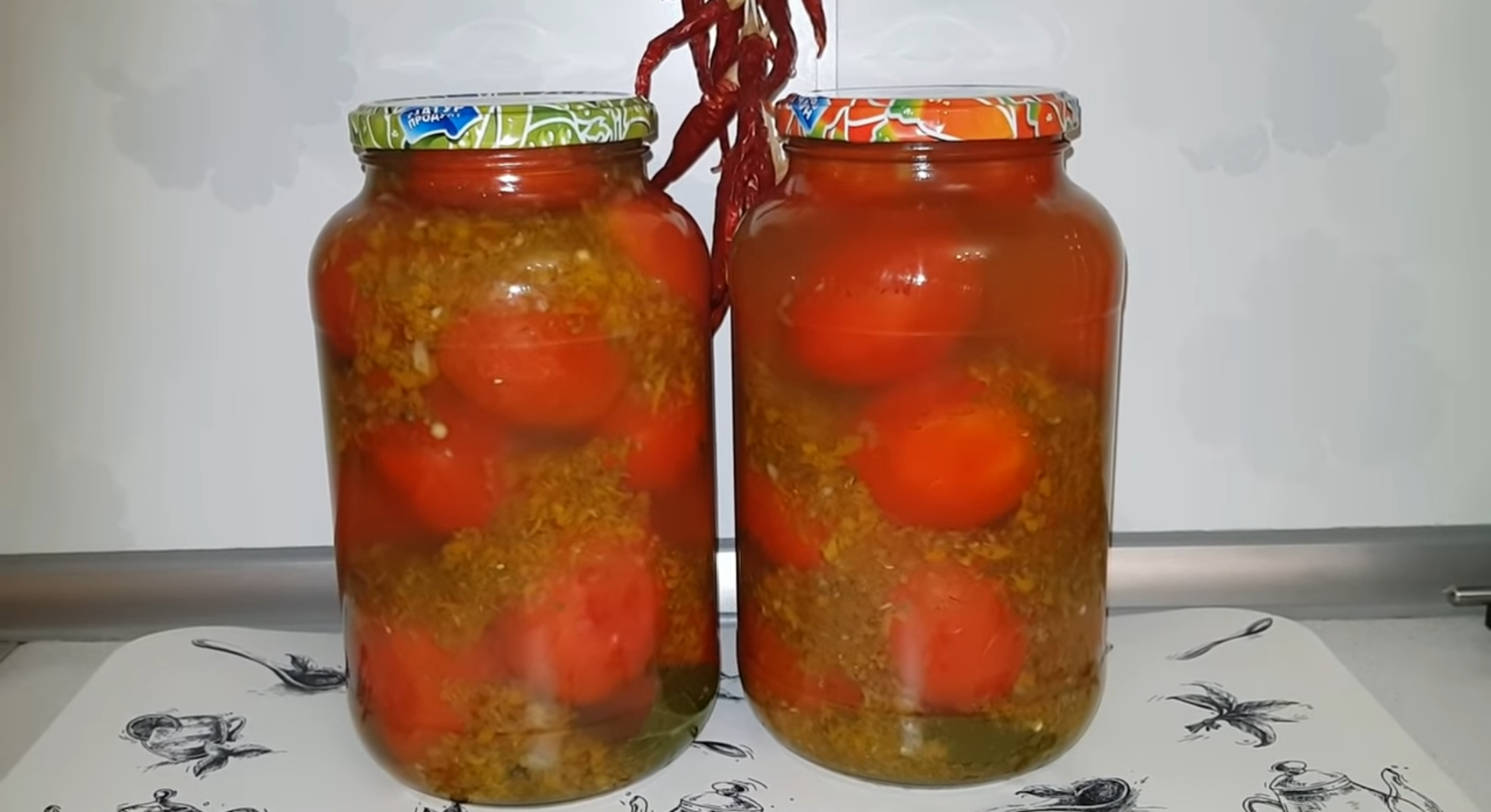 Консервированные помидоры. Помидоры на зиму самый вкусный. Ботулизм в помидорах. Консерв томатов. Помидоры половинками на зиму.