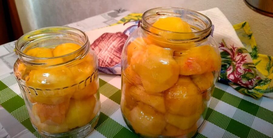 Персики в банці на зиму