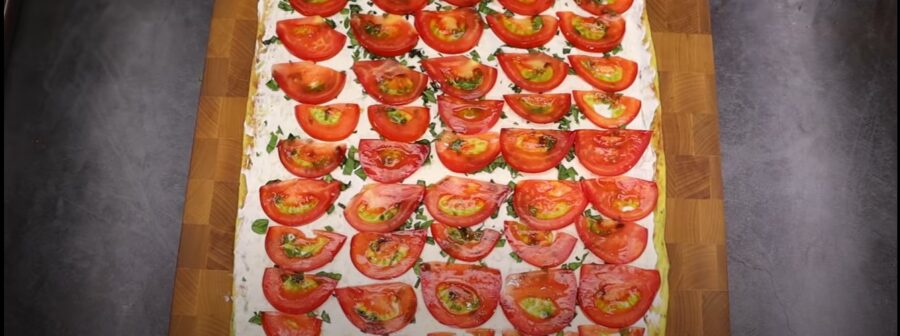 Кабачковий рулет з плавленим сиром та помідорами