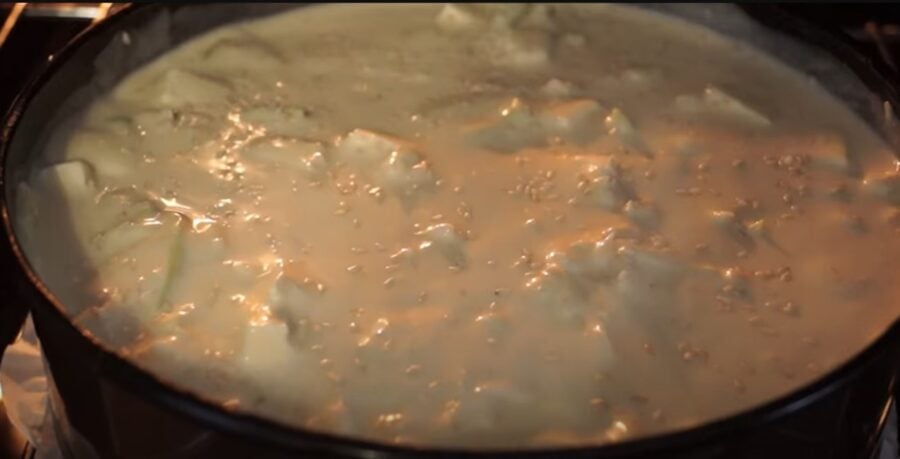 Рум'яний заливний пиріг з молодої капусти за бабусиним рецептом