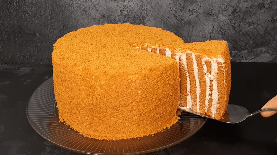 Торт Медовик дуже ніжний і має незабутній смак