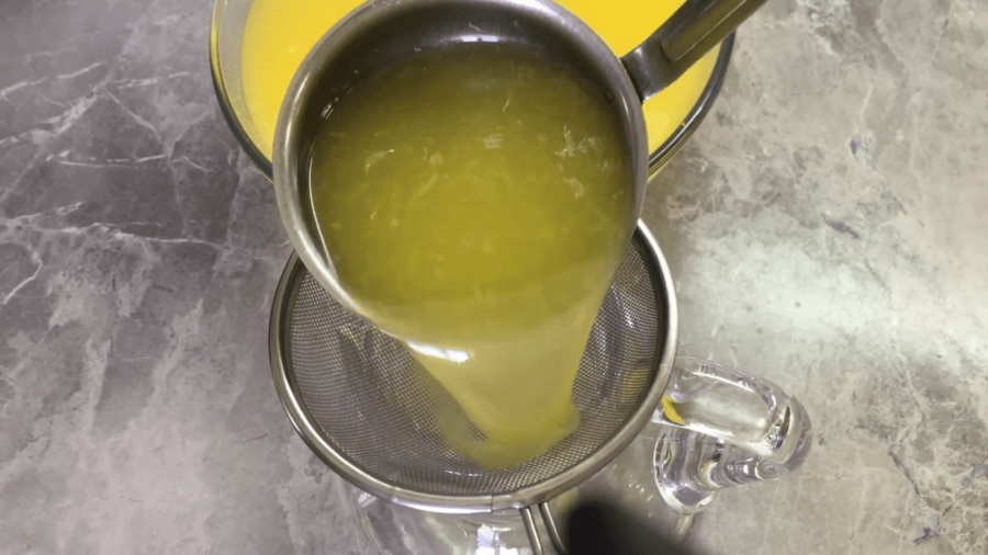 Проціджуємо лимонад через сито