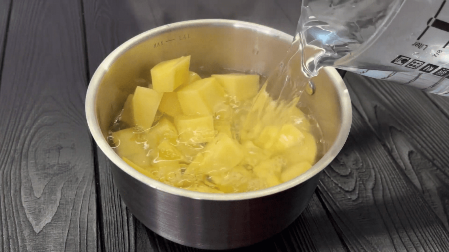 Очищену і нарізану картоплю заливаємо окропом