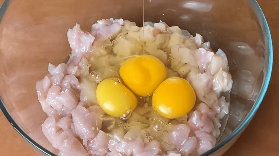 До нарізаної грудки додаємо 3 яйця