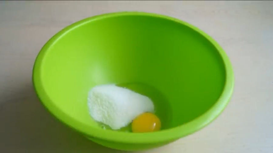 До одного яйця додаємо звичайний та ванільний цукор