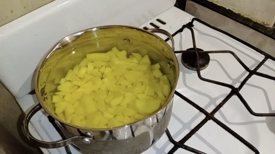 Ставимо варитися картоплю