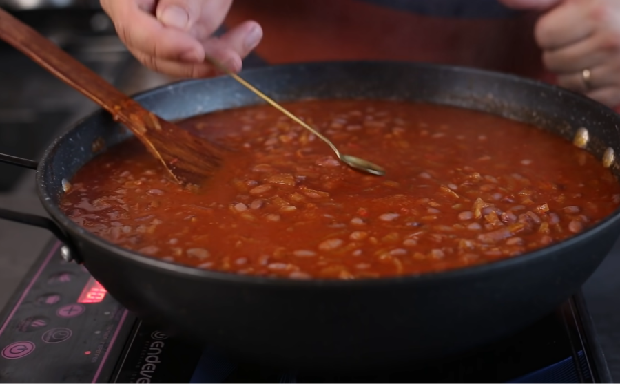 Рецепт пікантної квасолі у томатному соусі