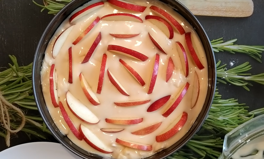 Беру 6 яблук і трохи борошна: нереально смачний пиріг за геніальним рецептом моєї бабусі