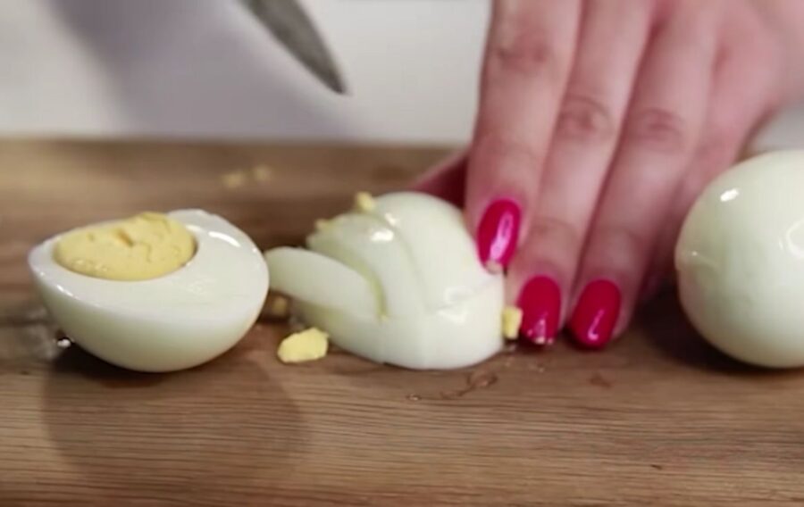Наріжте яйця для приготування салату