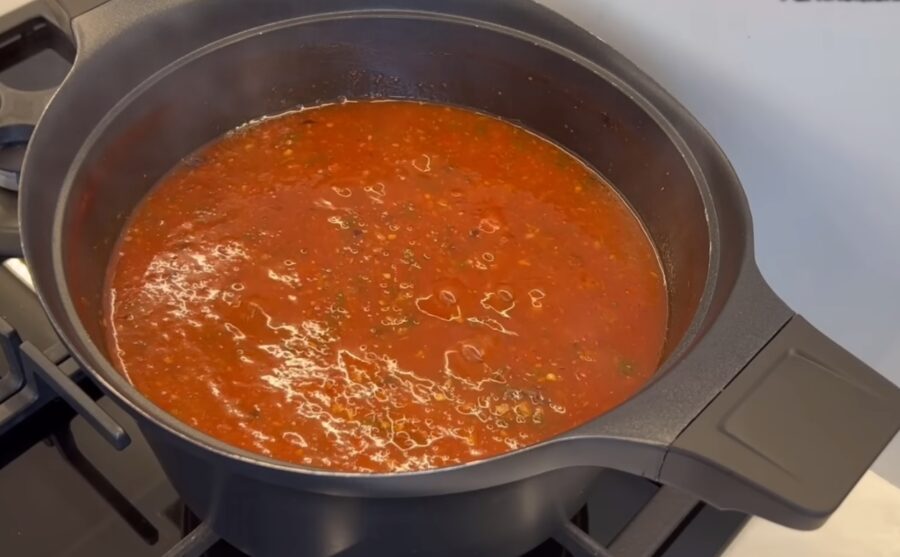 Найсмачніший соус до м'яса: як приготувати сацебелі з томатів і слив на зиму