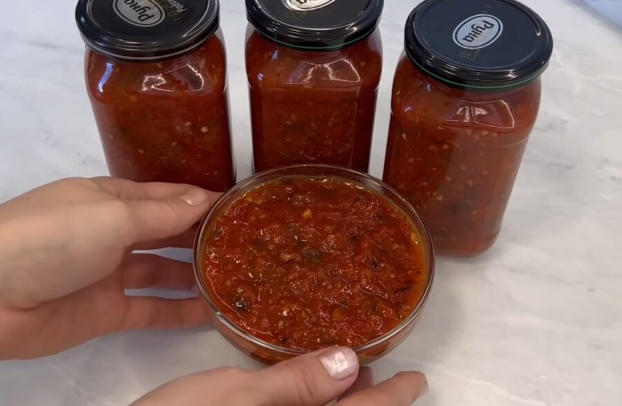 Найсмачніший соус до м'яса: як приготувати сацебелі з томатів і слив на зиму