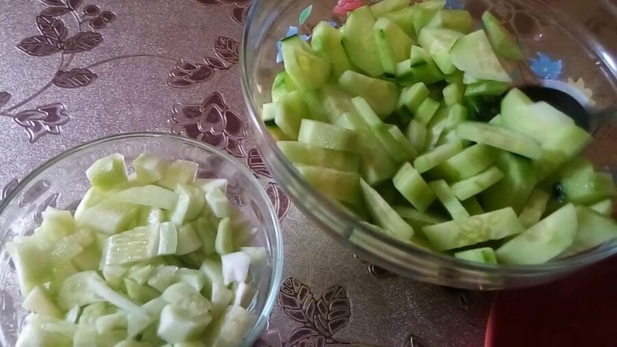 Як просто та швидко приготувати смачний салат із кукурудзою та огірками