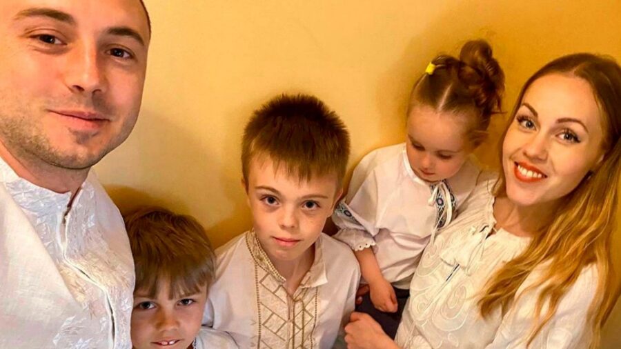 Після більш ніж півторарічного проживання в США дружина Тараса Тополі ALYOSHA повернулася в Україну із трьома дітьми