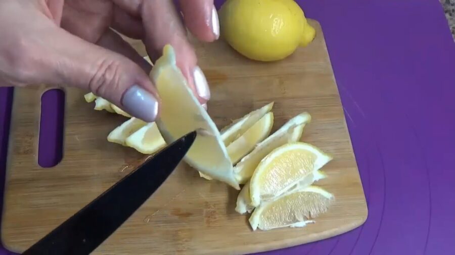 Нарізаємо лимони і прибираємо кісточки