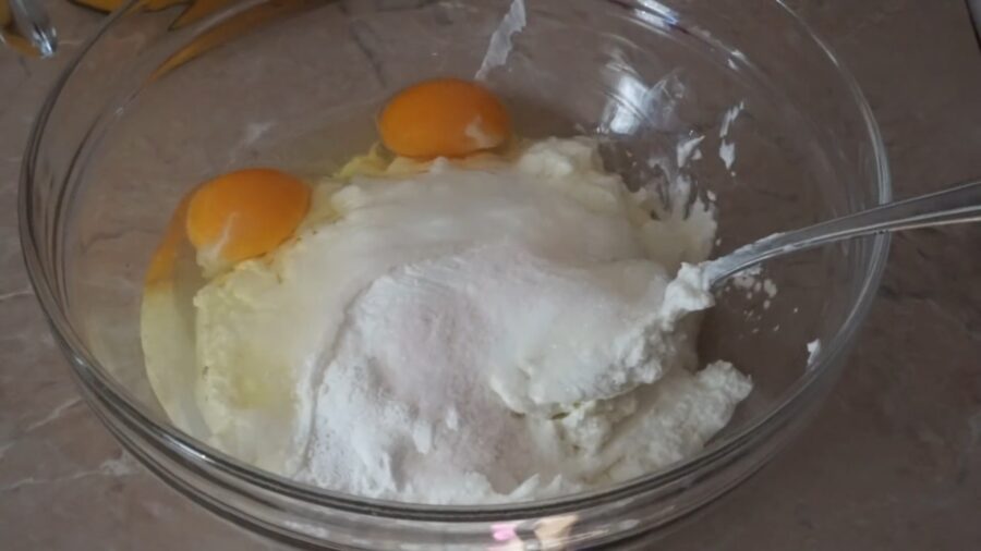 Змішуємо яйця, кисломолочний сир і сухі інгредієнти