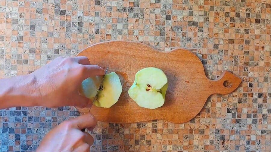 Нарізаємо очищене яблуко