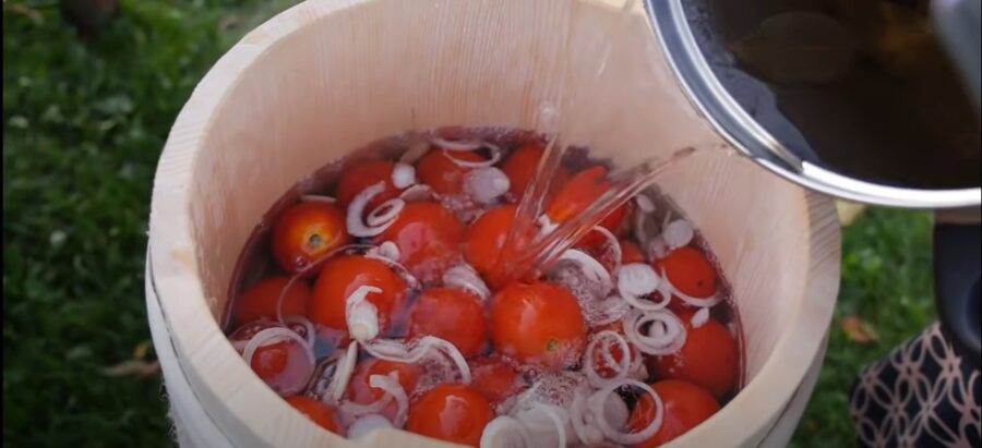Легкий рецепт квашених помідорів з хроном та гострим перцем
