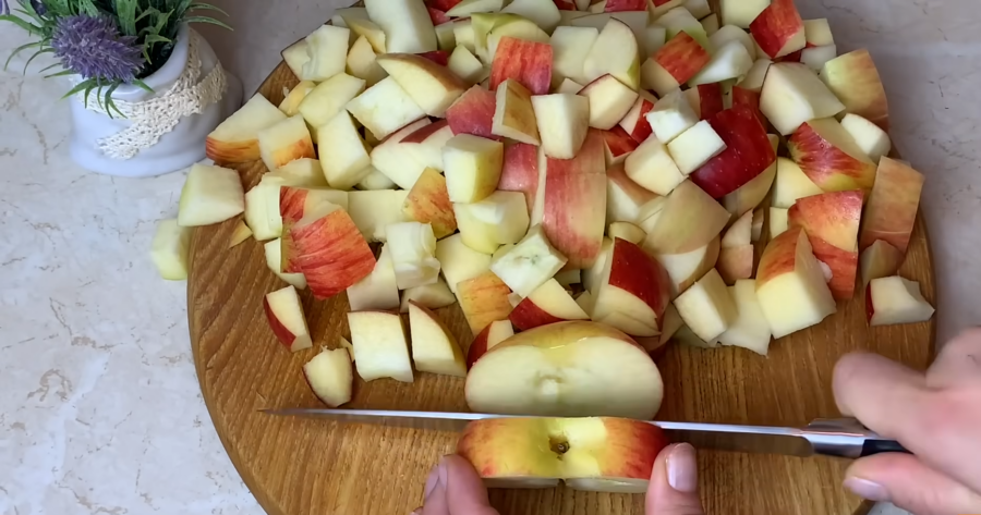 5 яблук, 15 хвилин і на столі готовий яблучний пиріг: такий м'який, що аж тане в роті