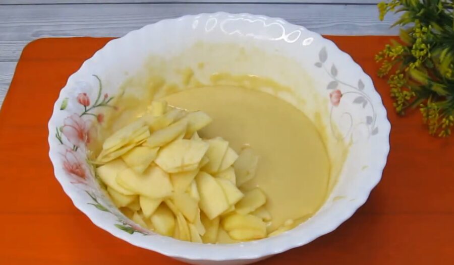  Рецепт вершкового яблучного пирога за лічені хвилини