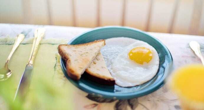 Радять дієтологи: найкращі поєднання продуктів для сніданків. Три здорових варіанти страв на початок дня 