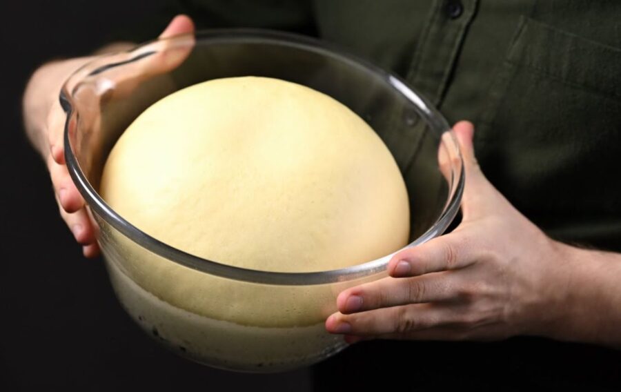 Як просто та швидко зробити тісто для пиріжків, яке підійде для солодкої та солоної випічки