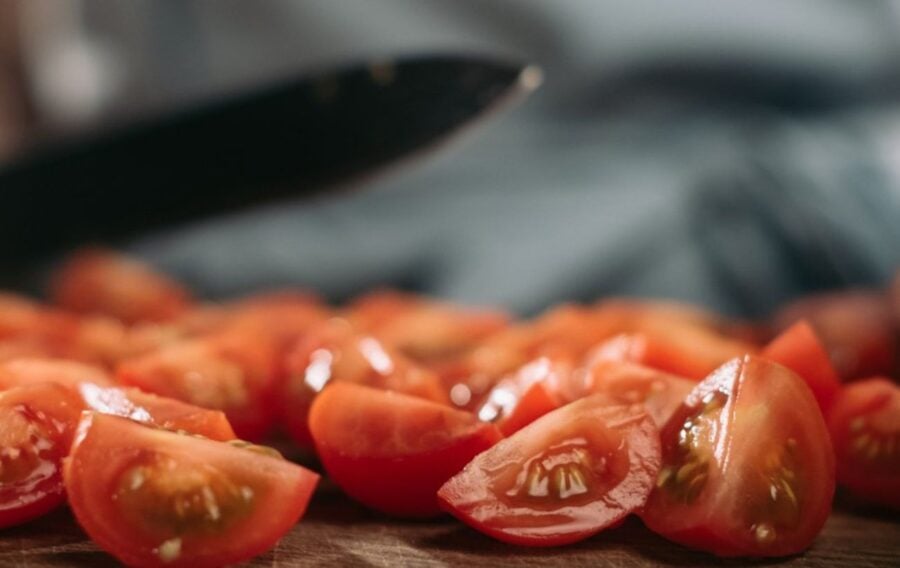 Простий рецепт смачного та дуже корисного салату на основі помідорів
