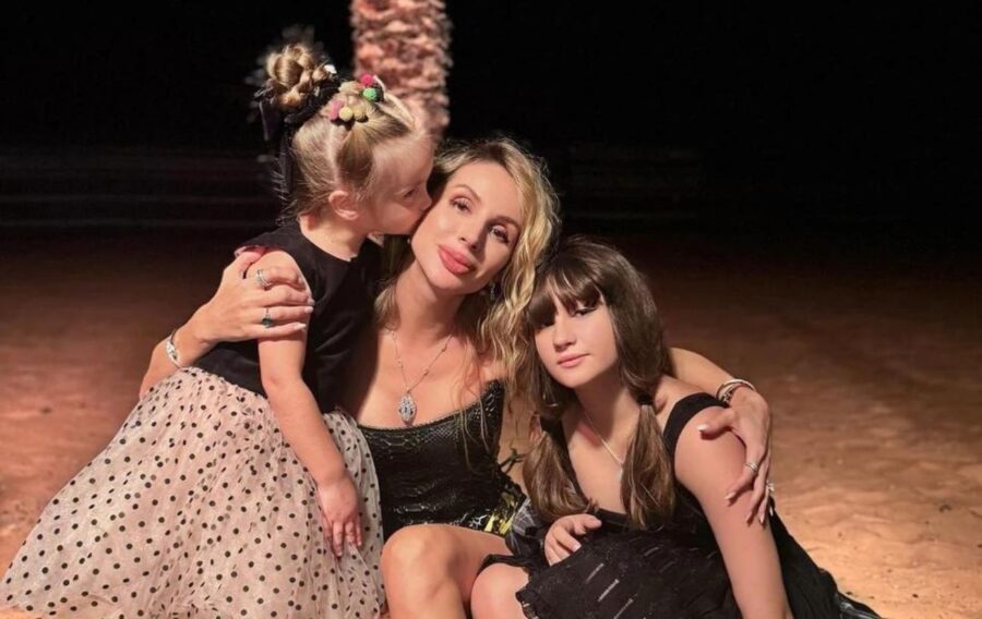 Світлана Лобода з нагоди дня народження показала рідкісну фотографію зі своїми доньками
