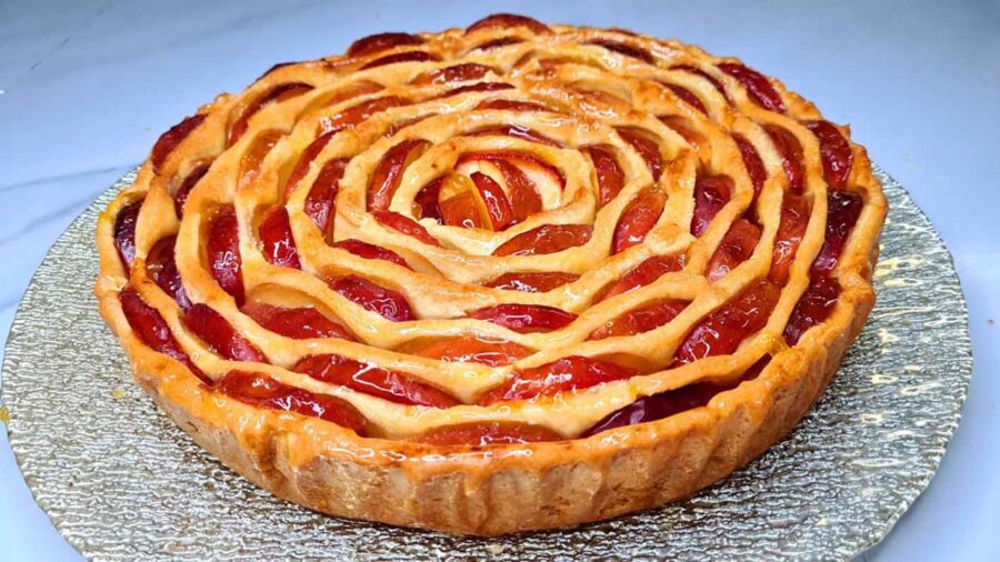 Яблучний пиріг-квітка готується дуже просто